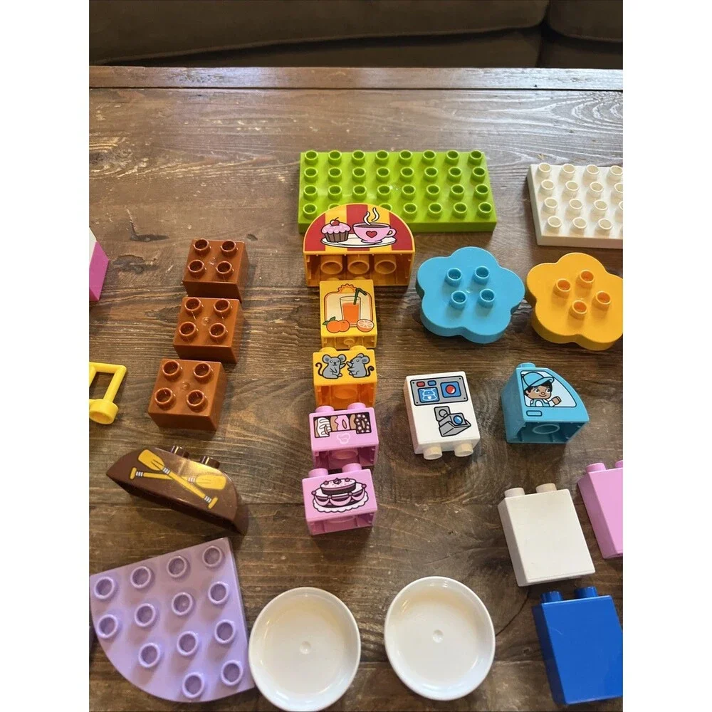 Lego Duplo Lot Disney, Carriage, Doors, Windows, Beds, Flowers, Chairs 110+ Lot